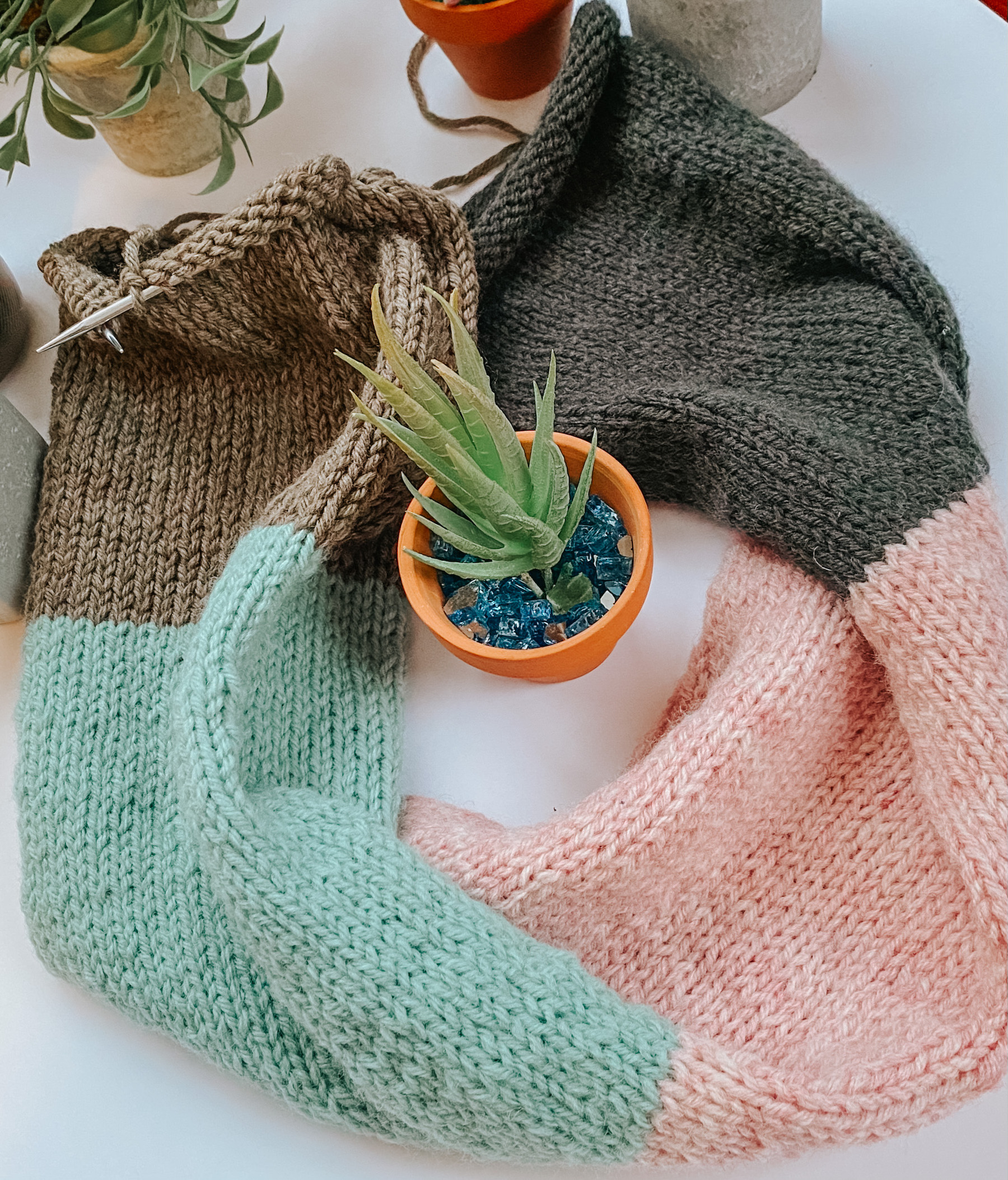 How To Knit A Scarf With Pom-Pom Yarn • Free Knitting Pattern