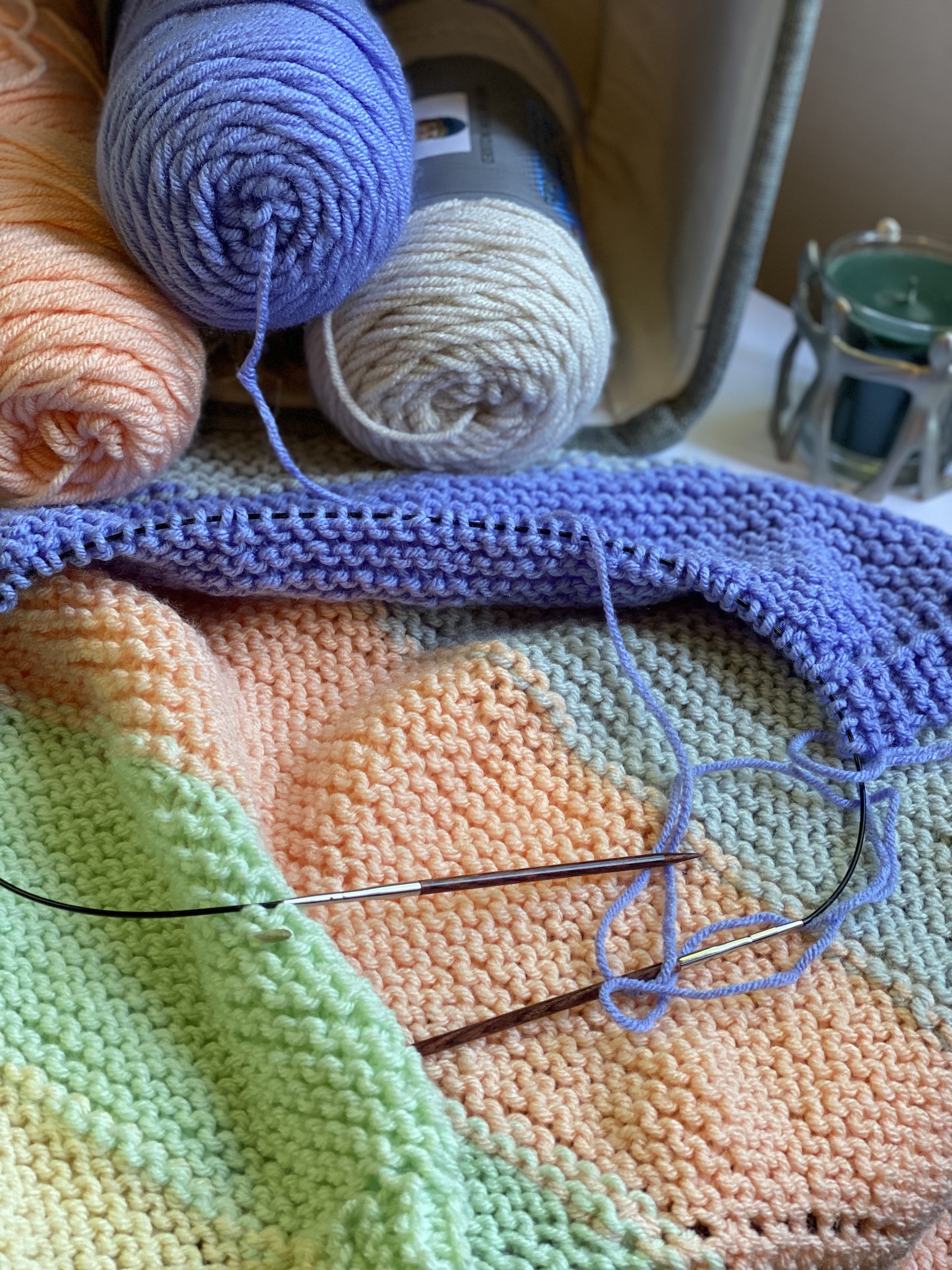 Knitting the Crosswise Stroller Baby Blanket | candyloucreations knitting