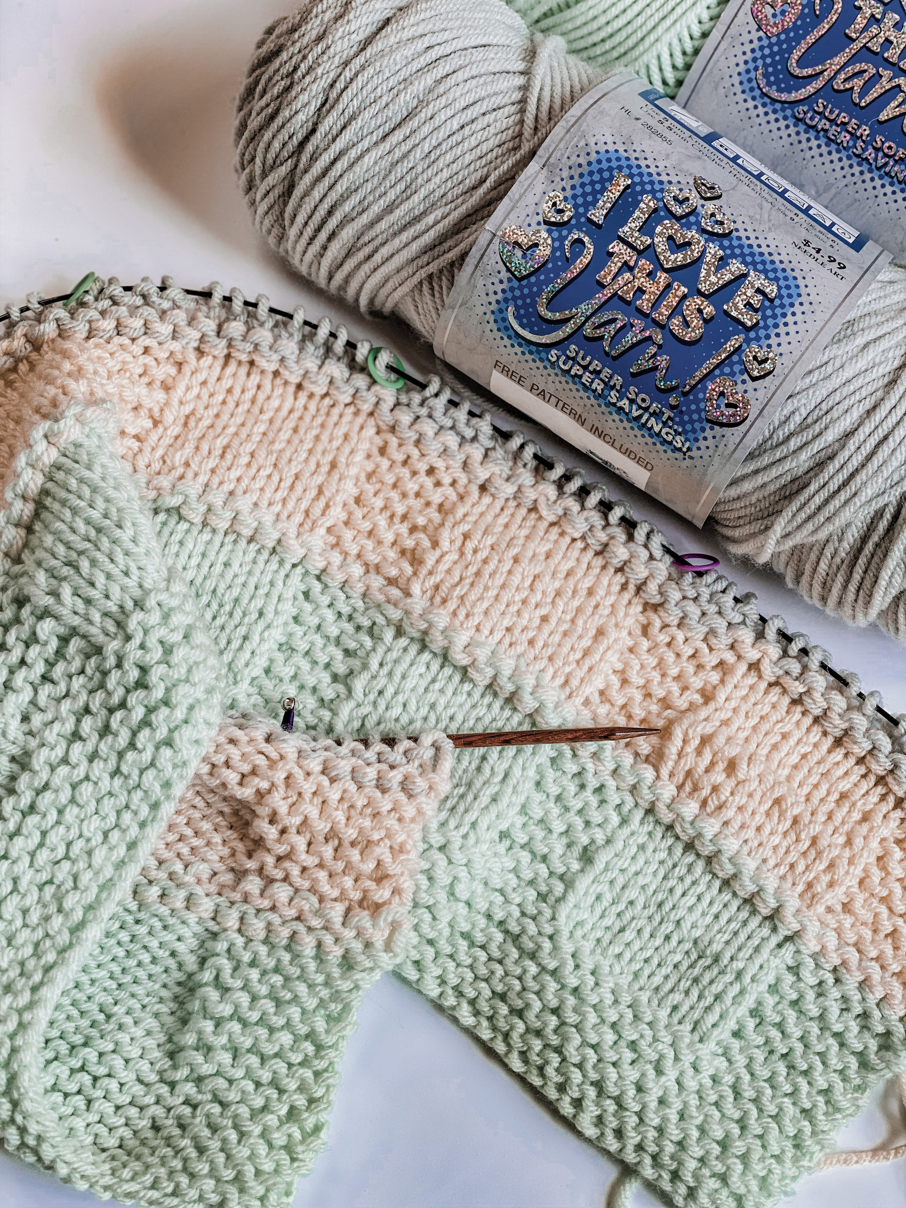 FREE chunky knit blanket pattern. Knit a blanket in a weekend! Easy  beginner pattern!